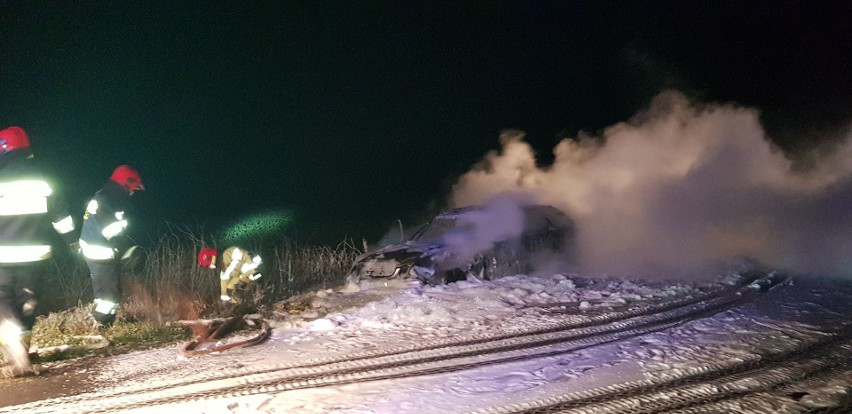 Około godz 21:30 doszło do pożaru auta osobowego marki...