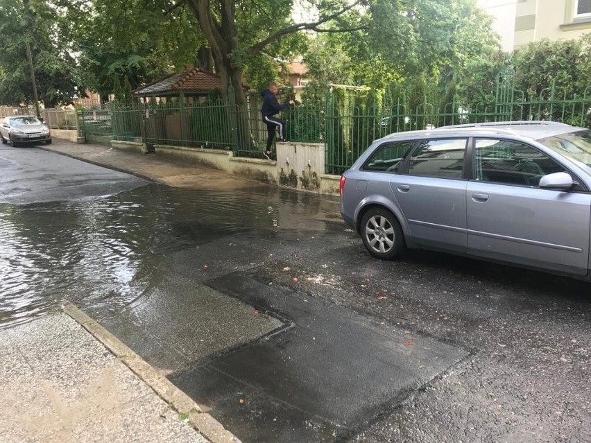 Międzyzdroje. Na środku wielkiej kałuży stoją skrzynki rozdzielcze pod napięciem. Żeby przejść, trzeba przez nie skakać! 