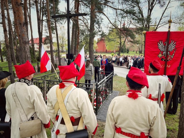 Mieszkańcy Połańca udali się na Cmentarzyk Kosynierów by oddać hołd obrońcom konstytucji. Więcej na kolejnych zdjęciach.