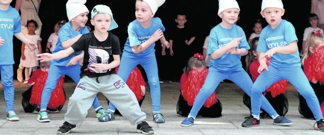 Furorę podczas kazimierskiego festynu robiły przedszkolaki z Motylka. Tej grupie Smerfów przewodził z wdziękiem młodziutki raper.