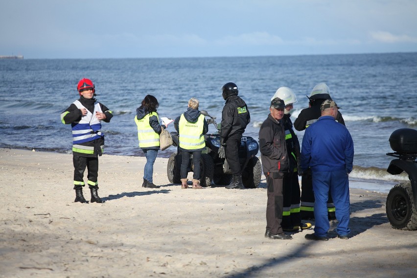 Morze wyrzuciło substancję chemiczną na plaży między Ustką a...