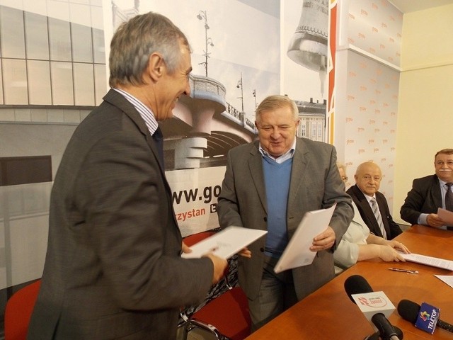 Gorzów City Center? Tak. Zbudujemy wielki dworzec!Prezes PKS-u Krzysztof Częstochowski (z lewej) po podpisaniu listu intencyjnego z prezydentem Tadeuszem Jędrzejczakiem.