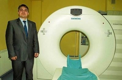 Dyrektor Marcin Radzięta zapewnia, że limanowski szpital osiąga coraz wyższe standardy medyczne. Przykładem nowy tomograf komputerowy. FOT. JÓZEF BUDACZ