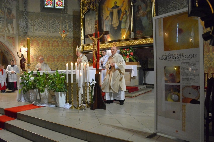 Bp Zbigniew Kiernikowski pokazał wiernym cudowną Hostię na...