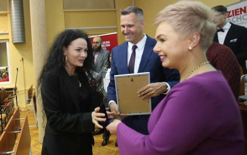 Oto laureaci tytułu „Nauczyciel na medal”. Wręczyliśmy nagrody zwycięzcom plebiscytu DZ [ZDJĘCIA]