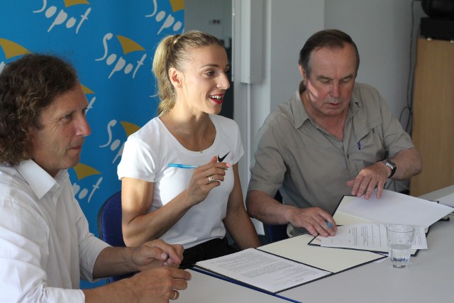 Biegaczka Angelika Cichocka podpisała w środę umowę stypendialną i została ambasadorką Sopotu