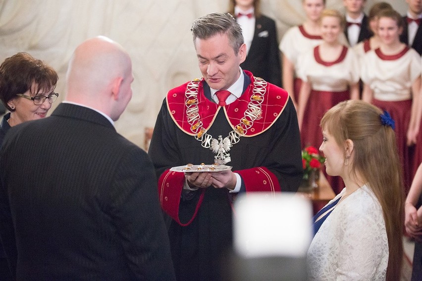 Prezydent Biedroń udzielił pierwszego ślubu