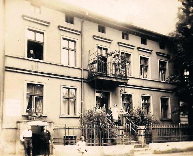 Ok. 1928 r. Dom przy ulicy Mickiewicza 76, należący do...