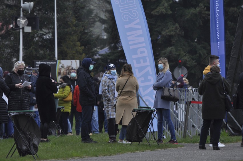 Tysiące ludzi w kolejce na szczepienie przed tymczasowym...