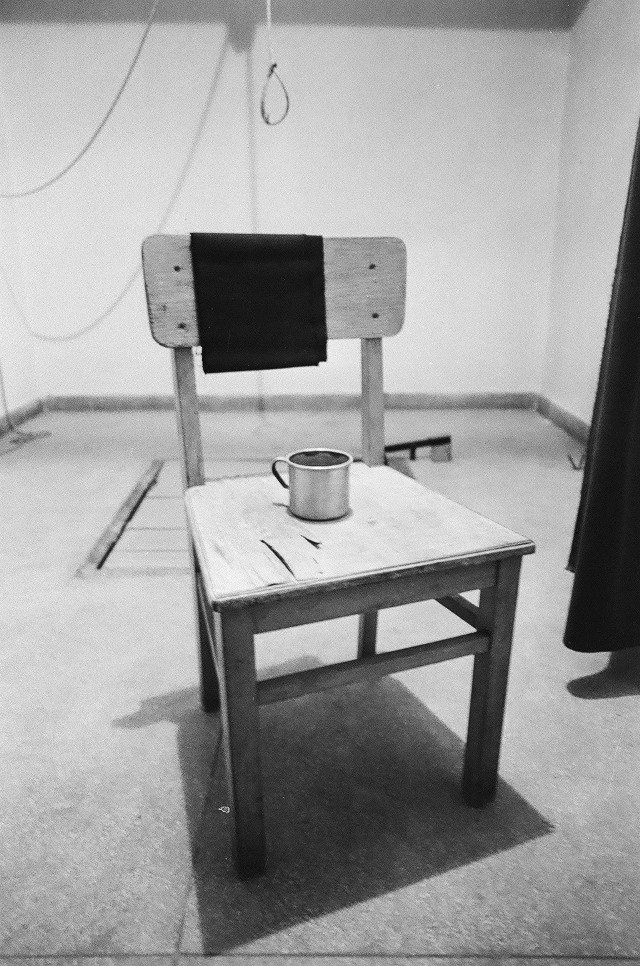 Tak wyglądała cela śmierci w łódzkim więzieniu. Skazanych na śmierć czekała szubienica. Zdjęcie archiwalne z lat 70. XX wieku