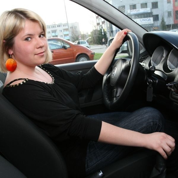 Marta bardzo lubi jeździć samochodem. Na zdjęciu za kierownicą swojego ukochanego volkswagena polo.
