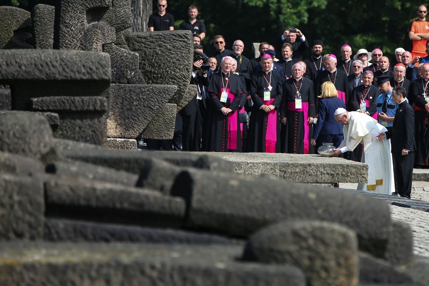 Papież Franciszek w Auschwitz: Panie, przebacz tyle okrucieństwa [ZDJĘCIA, WIDEO]