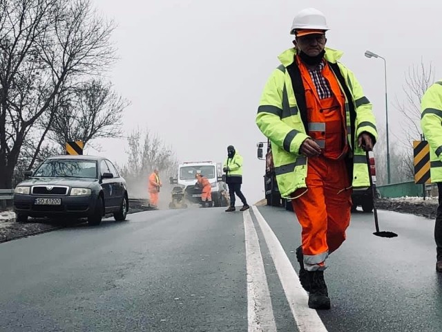 Wiadukt na ulicy Mikołajczyka w Sosnowcu jest zamknięty od środy do piątku. MZUK od rana w czwartek na nim pracował. Zobacz kolejne zdjęcia. Przesuń zdjęcia w prawo - wciśnij strzałkę lub przycisk NASTĘPNE