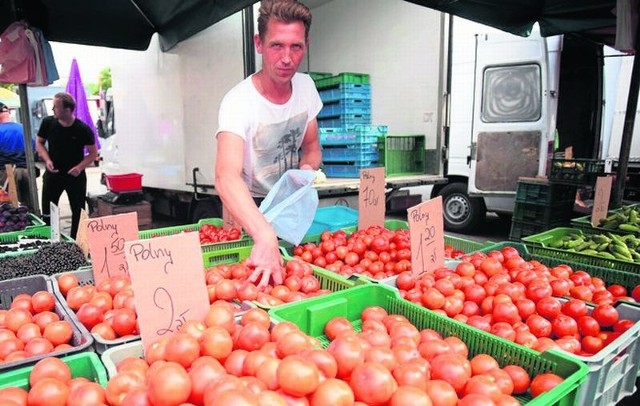 Krzysztof Ptaszek na Bałuckim Rynku sprzedaje pachnące pomidory z Grójca.