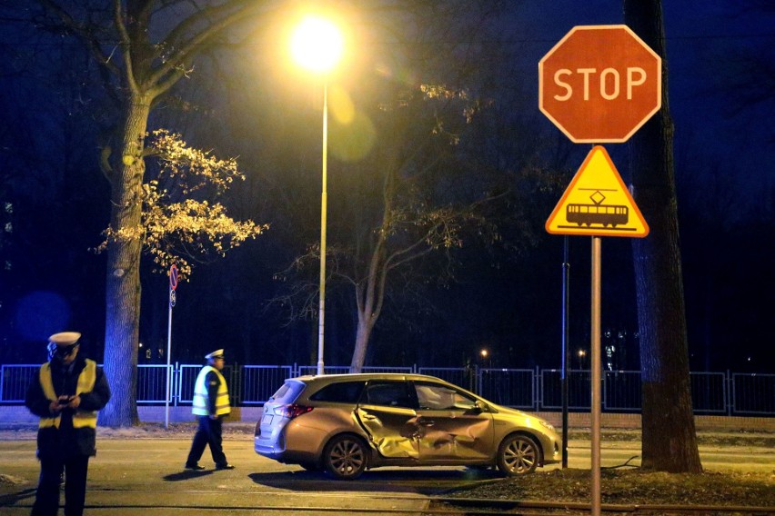 Wypadek na Biskupinie. Tramwaj zderzył się z samochodem [ZDJĘCIA]