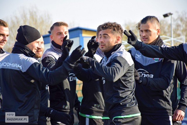 Radomiak w drodze na mecz z Miedzią w Legnicy trenował na stadionie Warty w Sieradzu.