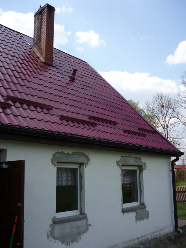 Dach pokryty blachodachówkąJak wykonać nowe pokrycie na dachu, z którego zdjęto eternit?