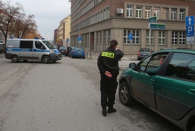Policja szybko zareagowała na zgłoszenie o tajemniczym pakunku na ul. Małopolskiej w Szczecinie.