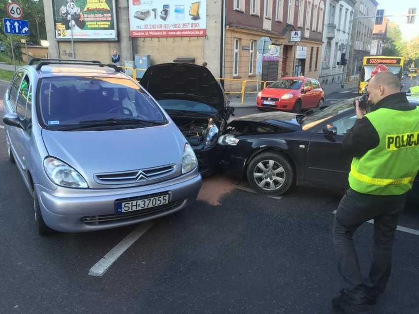 Wypadek na DK 79 w Chorzowie. Zderzyły się trzy samochody