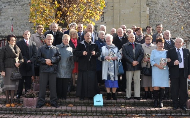 Złoci jubilaci, z dziekanem Marianem Fatygą (w środku) - przed kolegiatą świętego Jana Chrzciciela w Skalbmierzu.