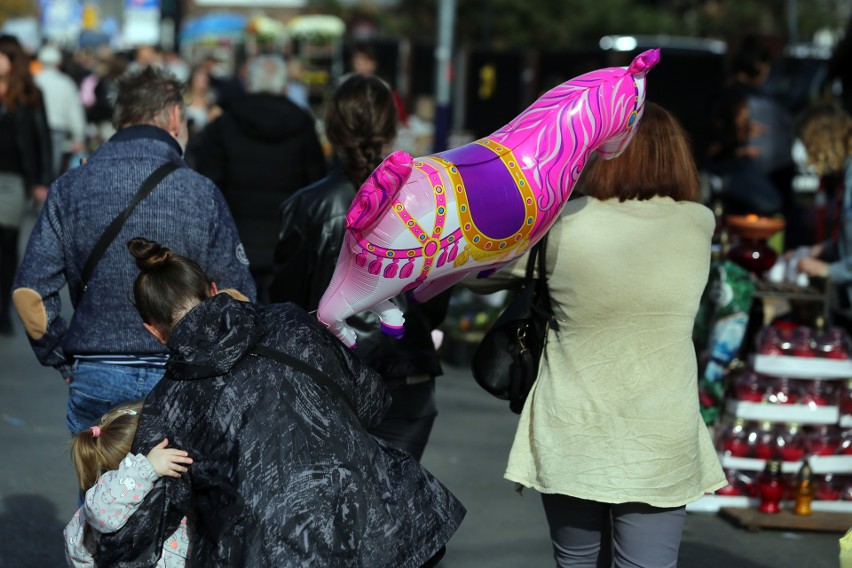 Wszystkich Świętych 2018. Na Cmentarzu Rakowickim handel kwitnie