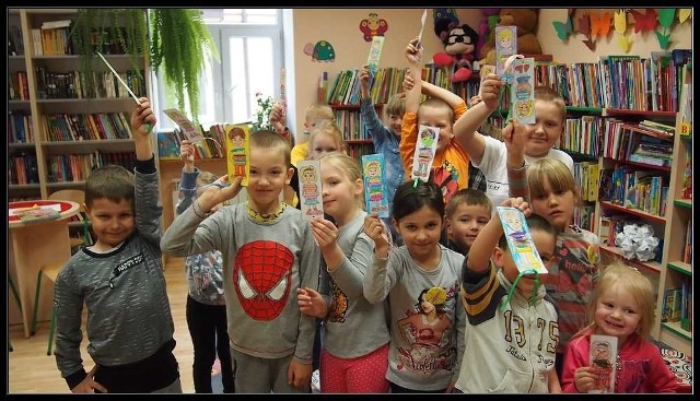 Podczas zajęć w bibliotece najmłodsi wykonali kolorowe zakładki do książek.