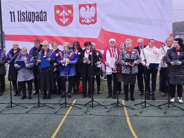 Wspólne odśpiewanie hymnu w Samborcu. Więcej na kolejnych zdjęciach.