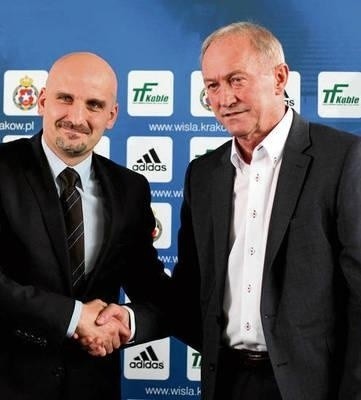 Franciszek Smuda (z prawej) znów w Wiśle. Tym razem witał go prezes Jacek Bednarz. FOT. ANDRZEJ BANAŚ