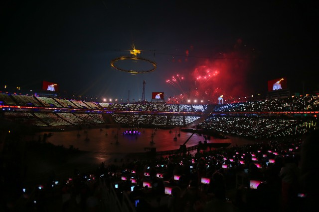 Wspólne wejście sportowców z obu Korei było najbardziej oczekiwanym momentem ceremonii, której przesłanie brzmiało „pokój w ruchu”.