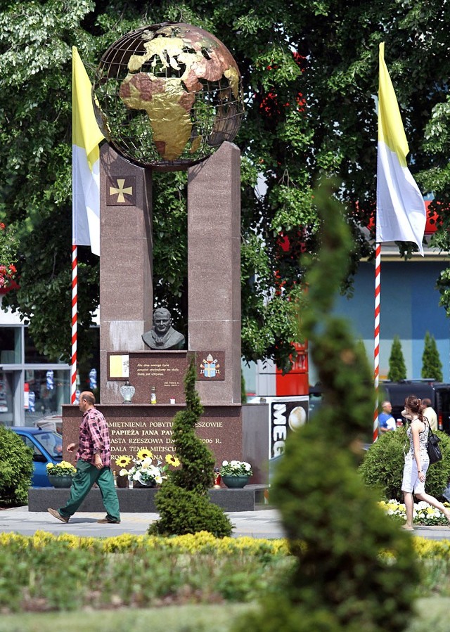 Kula o średnicy ponad 2 metrów jest wykonana z miedzianych prętów i mosiężnych płatów. Ma wyraźnie zaznaczone południki i równoleżniki. Miejsca, które odwiedził Jan Paweł II są wyróżnione kolorystycznie.