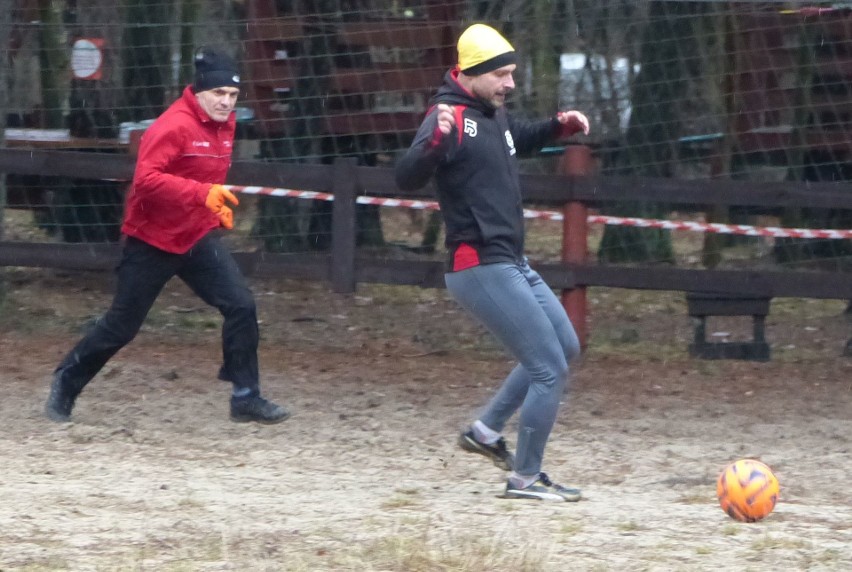 Kolarze mieli w Kielcach sylwestrowy mecz piłki nożnej. Grali Zbigniew Piątek i Kazimierz Stafiej [DUŻO ZDJĘĆ, WIDEO]