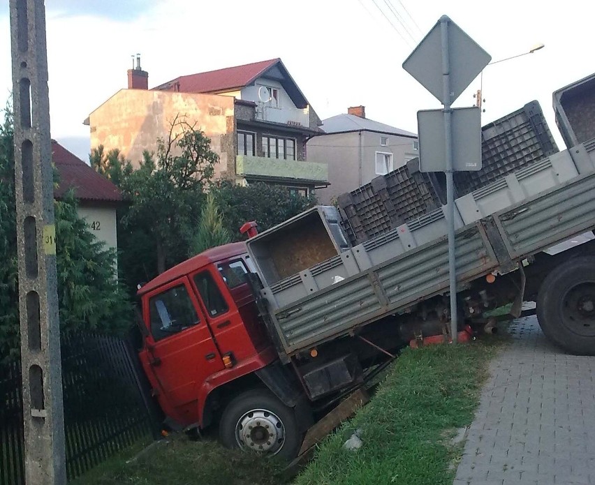 Wypadek w Łowiczu. Starem wjechał w ogrodzenie [ZDJĘCIA]