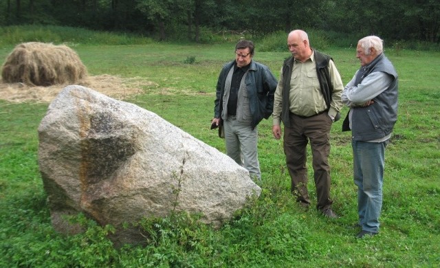 Przy kamieniu na pomnik od lewej: rzeźbiarz Roman Kosmala, zastępca nadleśniczego Włodzimierz Wrzeszcz i pilot rezerwy Bronisław Stróżyński.