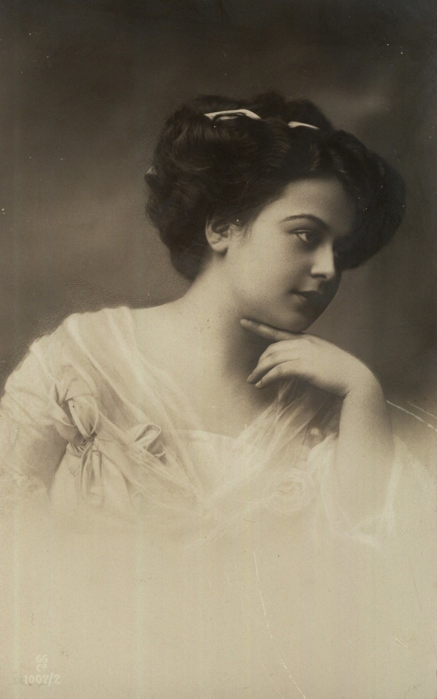 Sztuka kobiecego portretu na archiwalnych zdjęciach