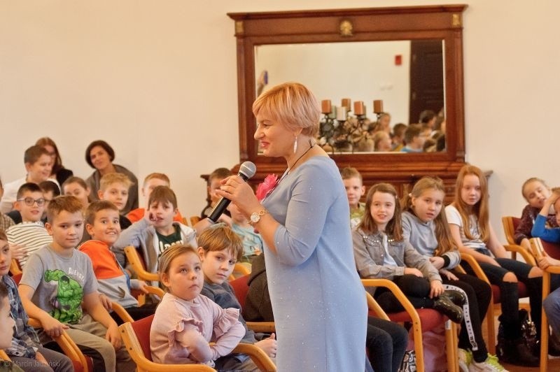 Wioletta Piasecka, autorką ponad 40 bajek i baśni dla dzieci spotkała się z młodymi Czytelnikami w brodnickiej książnicy