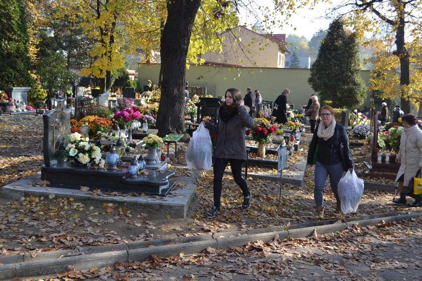 Rybniczanie na cmentarzu. Odwiedzają groby bliskich