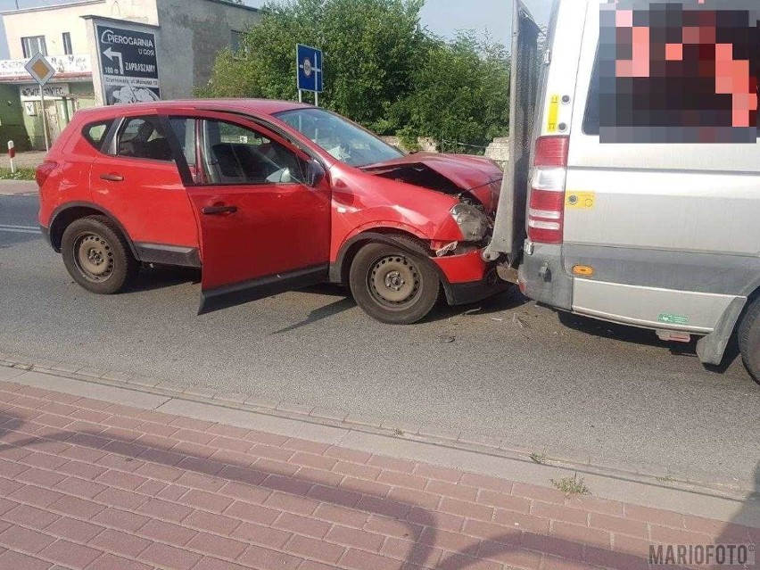 Zderzenie busa w Opolu Czarnowąsach. Kierowca zagapił się i najechał na tył osobówki, w tył busa uderzył kolejny samochód