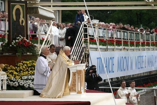 Pielgrzymka papieża Bendykta XVI na Jasną GóręZobacz kolejne zdjęcia. Przesuwaj zdjęcia w prawo - naciśnij strzałkę lub przycisk NASTĘPNE
