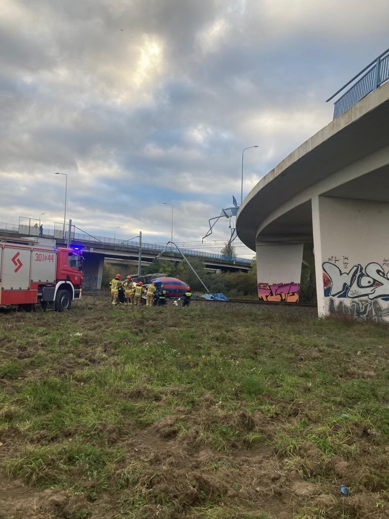 Gdańsk. Betoniarka spadła z wiaduktu na tory kolejowe