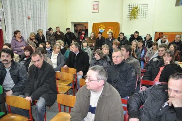 W 2012 roku mieszkańcy Krosina spotkali się, aby protestować przeciwko likwidacji szkoły, teraz chcą odłączenia się od gminy Grzmiąca.