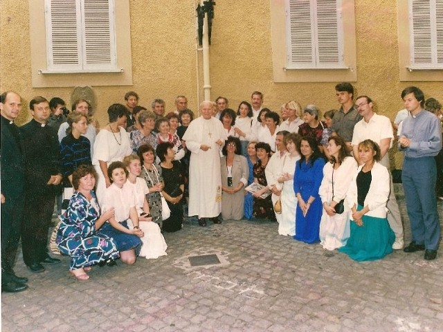 Spotkanie członków KIK i pracowników ówczesnej Filii UW z Janem Pawłem II w 1990 r.