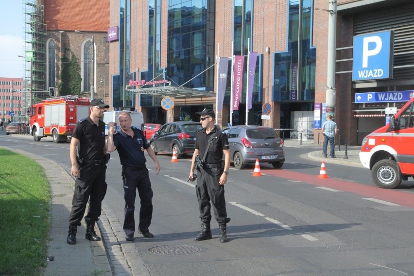 Tajemnicza teczka przy Galerii Dominikańskiej. Zamknięto ulicę Bł. Czesława