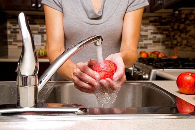 Niektóre produkty spożywcze wymagają mycia, ale innym kąpiel w wodzie zaszkodzi.