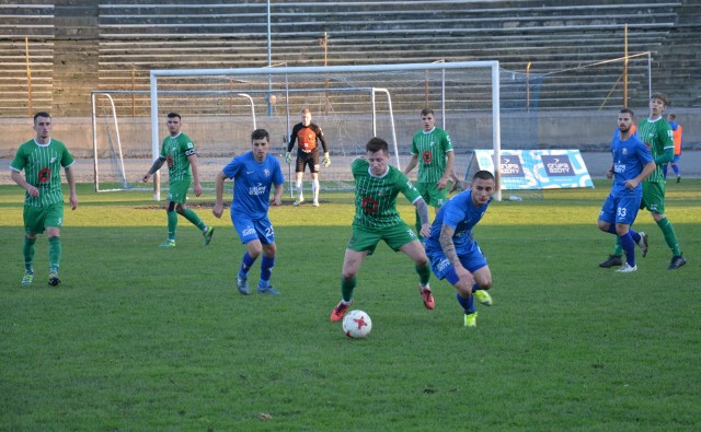 Zespół Unii Tarnów (niebieskie stroje) przegrał na własnym boisku z beniaminkiem, Chełmianką 1:3.