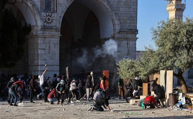 W starciach z izraelską policją na Wzgórzu Świątynnym w Jerozolimie zostało rannych co najmniej 152 Palestyńczyków