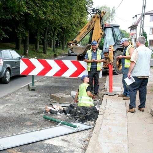 Inspektor nadzorujący prace na ulicy Pszennej w imieniu firmy "Irma" zapewnia, że prace potrwają do października, a rzecznik ZWiK, że najdalej do końca roku. Czytelnicy zastanawiają się, jak jesienią lub zimą firma ułoży nową nakładkę asfaltową?