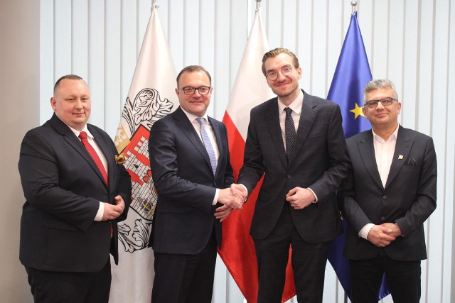 Na zdjęciu od lewej: wiceprezydent Łukasz Molenda, prezydent Radosław Witkowski, wiceminister Jan Szyszko oraz Cezary Brymora.