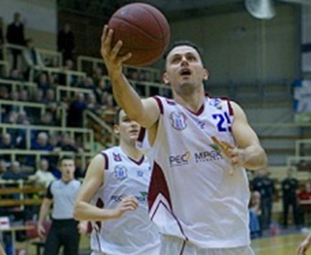 Łukasz Pacocha rzucił 22 punkty, ale wykorzystał tylko siedem z dwudziestu dwóch rzutów z gry.