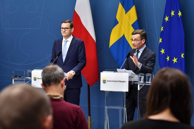 Mateusz Morawiecki, szef polskiego rządu, i Ulf Kristersson - premier Szwecji podczas wspólnej konferencji.