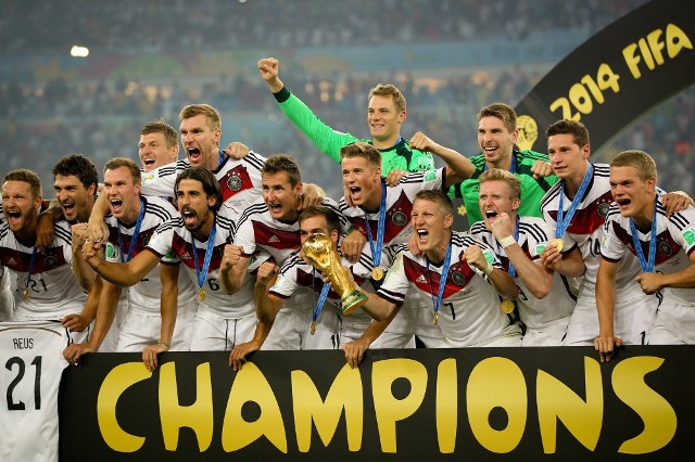 MISTRZOSTWA ŚWIATA W BRAZYLII Południowoamerykański mundial był jednym z niezapomnianych. Na brazylijskim turnieju najlepsi piłkarze świata zachwycali formą, świetnymi golami, nie obyło się też bez niespodzianek i sędziowskich pomyłek. Ostatecznie tytuł mistrzów świata zdobyli Niemcy, którzy w wielkim finale pokonali w doliczonym czasie gry Argentynę 1:0. Gola na wagę złota zdobył piłkarz Bayernu Monachium, Mario Goetze.